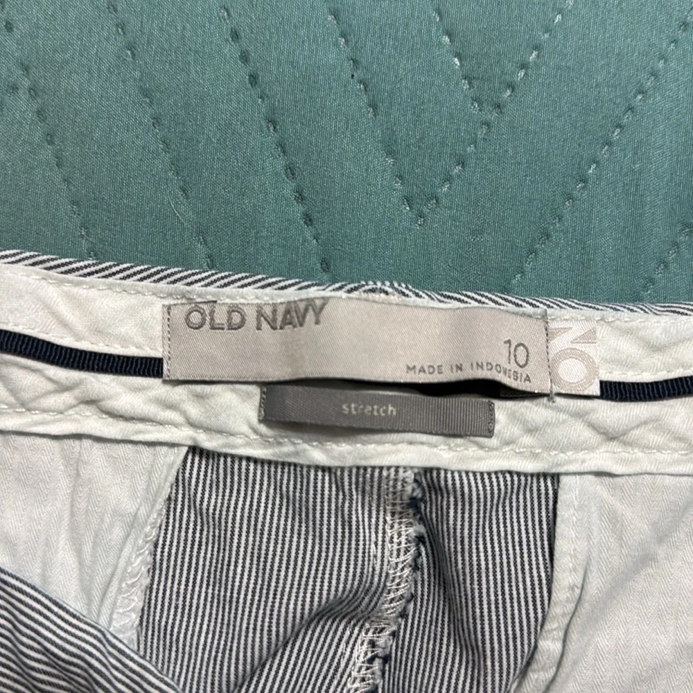 Old Navy Mid Rise Pinstriped 3-inch Shorts Size: 10
